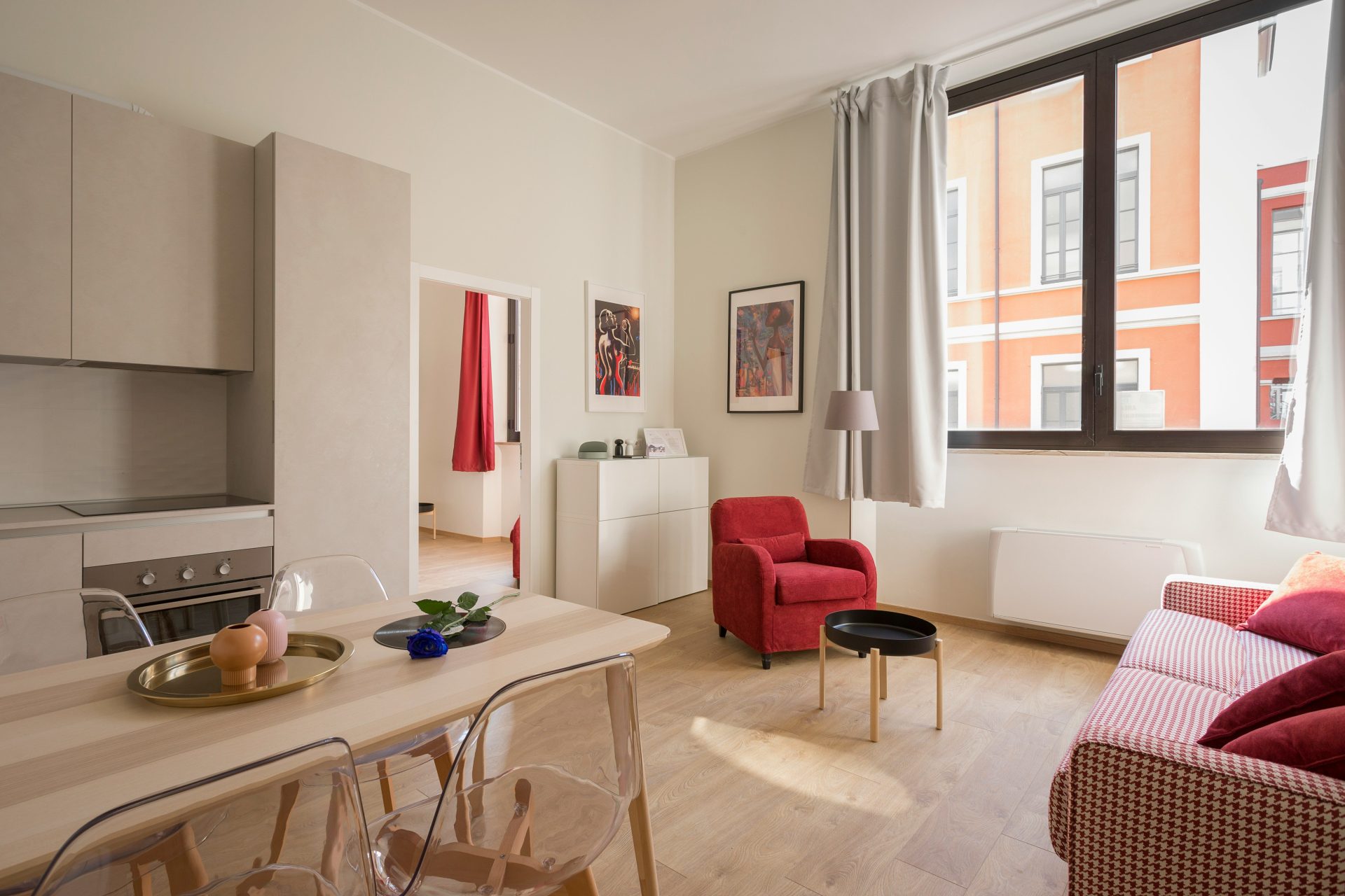 aufgeräumtes Zimmer voller Möbel