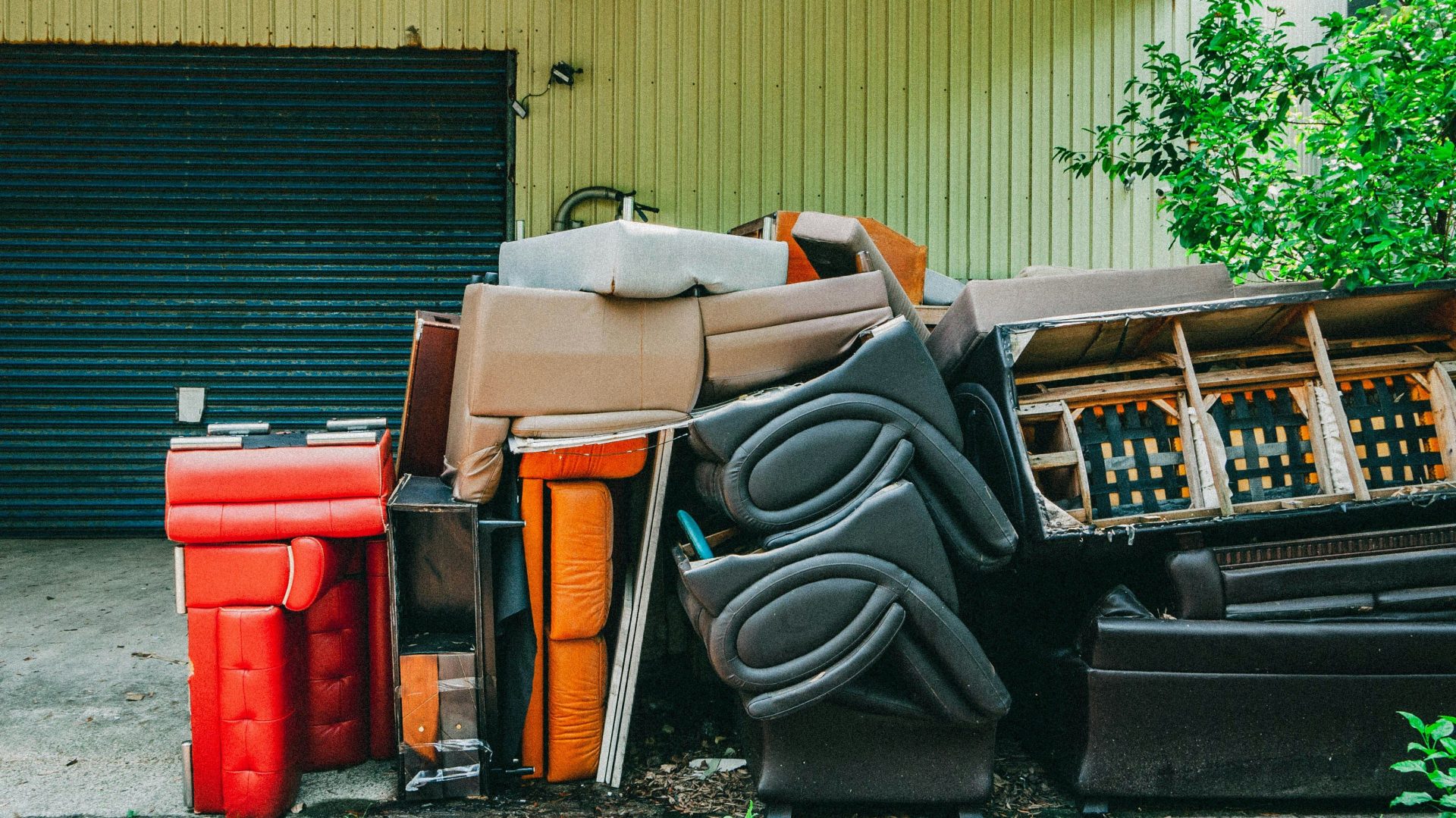 Ein Müllhaufen vor einer Garage